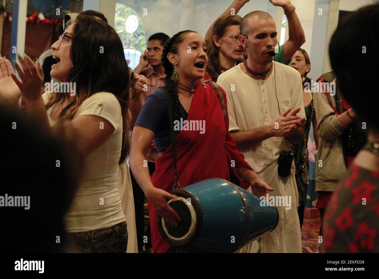 Les adeptes et les croyants de Krishna chantent et dansent lors de la célébration du festival Radhastami au Centre culturel Casa Vrinda à Caracas, au Venezuela, aujourd'hui, le 25 août 2020. Le festival marque l'anniversaire de la naissance du consort de Krishna, Radharani. (Photo par Bernardo Suarez / INA photo Agency / Sipa USA) Banque D'Images