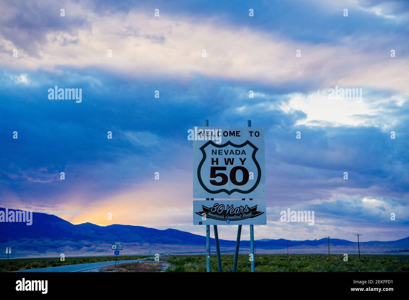 Bienvenue au panneau de la route HWY 50 au coucher du soleil, parc national de Great Basin, Nevada, États-Unis Banque D'Images