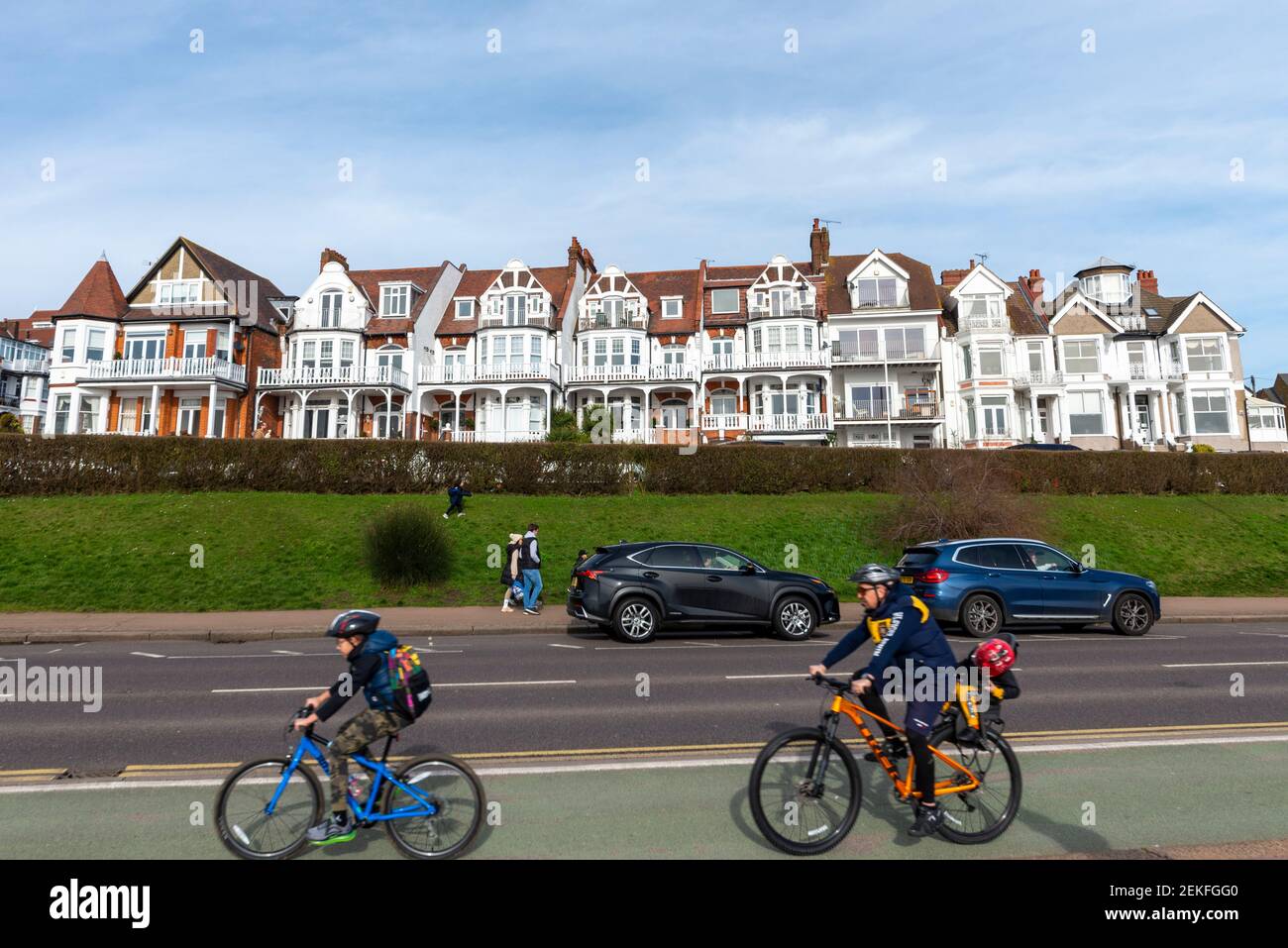 Propriétés historiques dans le Leas, Westcliff on Sea, Essex, Royaume-Uni, surplombant l'Esplanade de l'Ouest avec vue sur l'estuaire de la Tamise. Cyclistes sur piste Banque D'Images