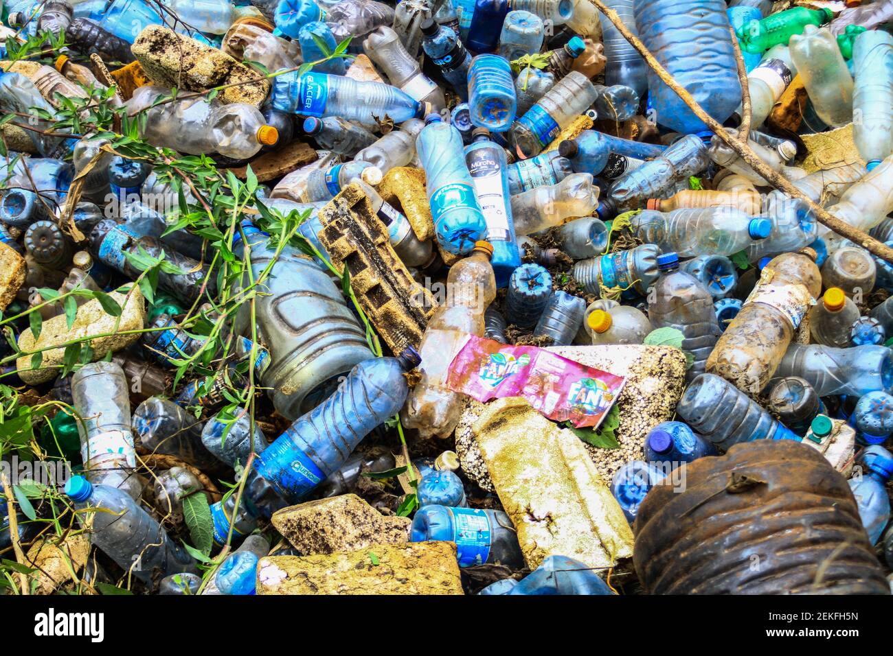 Une section de la rivière Ruaka polluée. Une production croissante de plastiques à usage unique pour les boissons et autres usages est devenue un cauchemar dans la gestion des déchets solides au Kenya. (Photo de James Wakibia / SOPA Images / Sipa USA) Banque D'Images