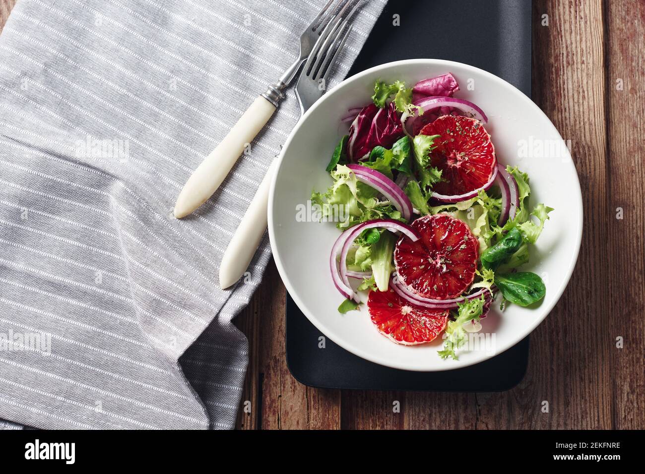 Salade avec du sang orange, des oignons rouges et des olives, vue de dessus. Banque D'Images Salade avec du sang orange, des oignons rouges et des olives, vue de dessus. Banque D'Images