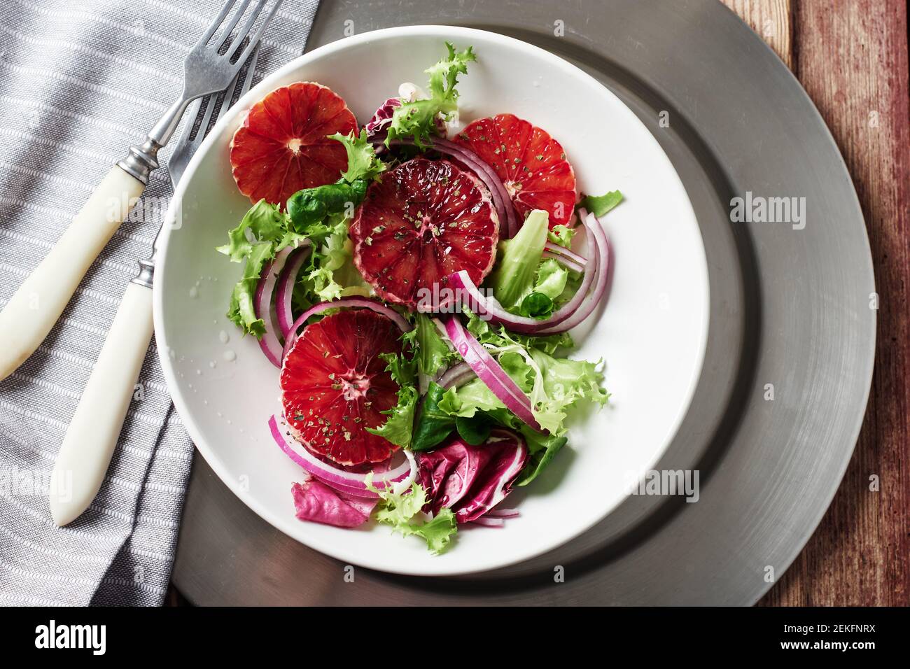 Salade avec du sang orange, des oignons rouges et des olives, vue de dessus. Banque D'Images Salade avec du sang orange, des oignons rouges et des olives, vue de dessus. Banque D'Images