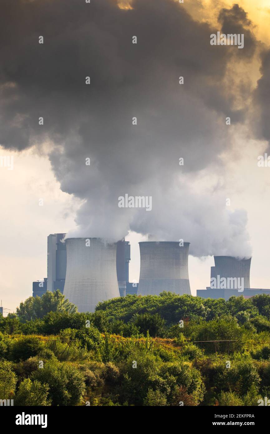 Production industrielle de charbon brun émission de cheminée de cheminée. Banque D'Images