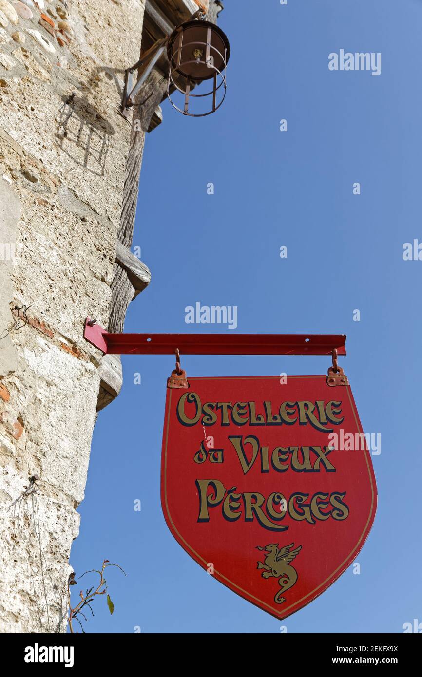 PEROUGES, FRANCE, 23 février 2021 : l'hostellerie, une ancienne auberge restaurée à Perouges. La ville a été restaurée et les maisons ont été sauvées au début o Banque D'Images