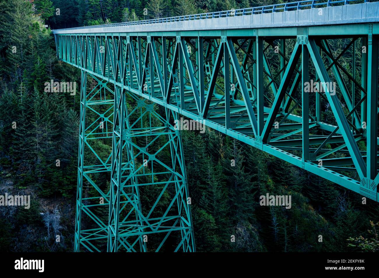 Construction métallique du pont Thomas Creek, parc national Samuel H. Boardman, Brookings, Oregon, États-Unis Banque D'Images