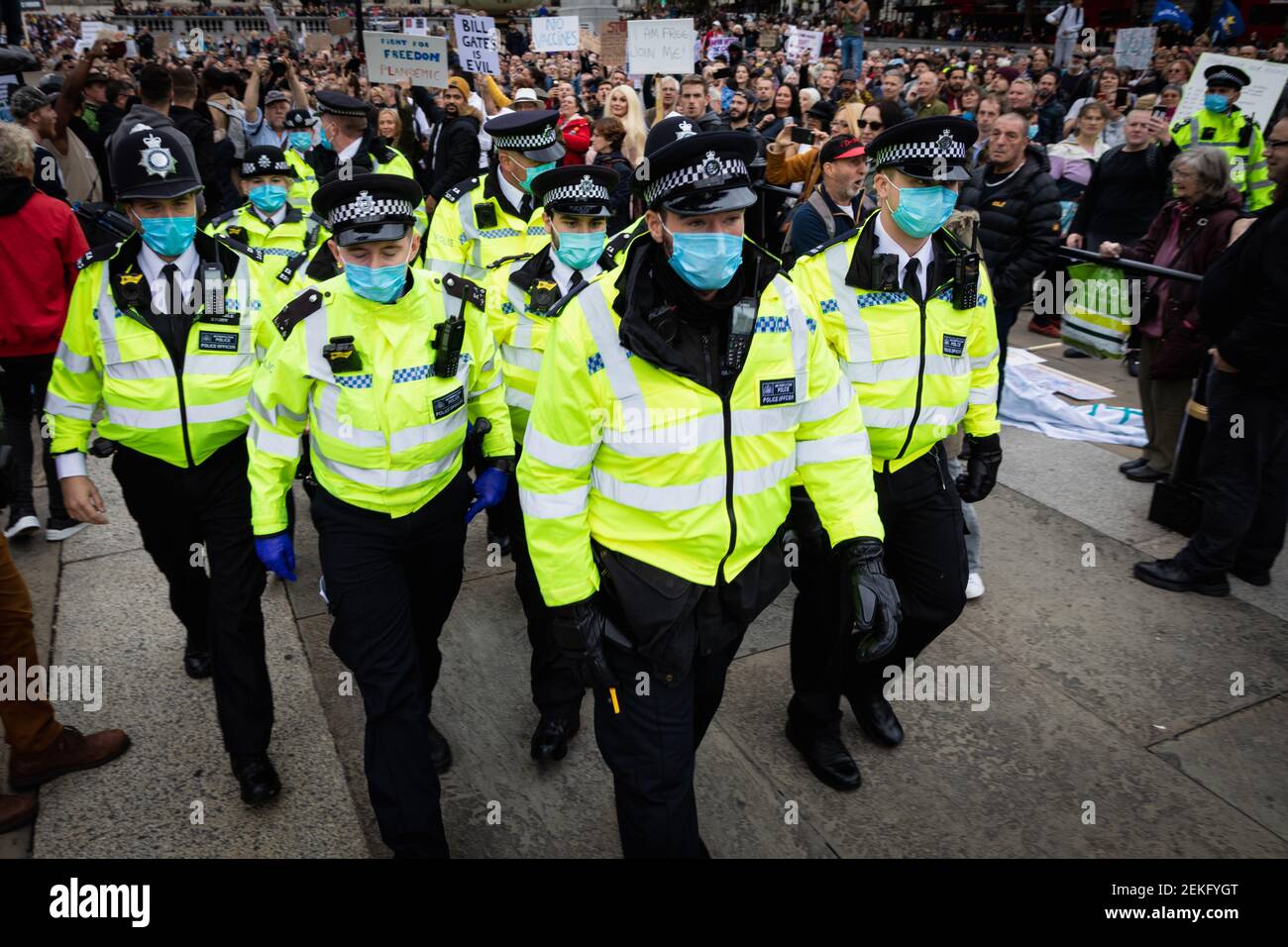 La police a vu autour des manifestants pendant la manifestation. Les manifestants de l'UNITE pour la liberté se réunissent à Trafalgar Square pour protester contre le confinement de la COVID-19 imposé le 23 mars. Les professionnels de la santé de l’industrie expriment leur inquiétude quant à la position du pays à l’égard du coronavirus. (Photo par Andy Barton / SOPA Images / Sipa USA) Banque D'Images