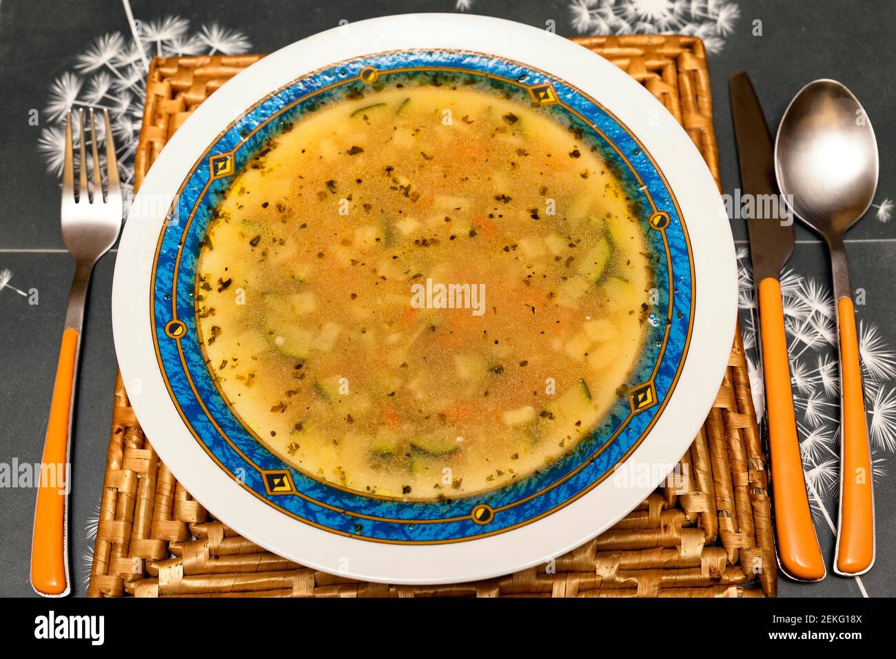 gros plan d'un plat blanc de soupe de légumes avec carottes, poireaux, courgettes Banque D'Images