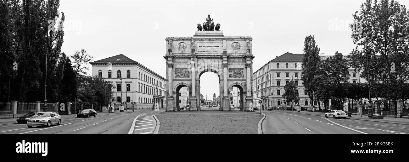 Vue en noir et blanc de l'Arche de Triumphal (Siegestor), Munich, Bavière, Allemagne Banque D'Images