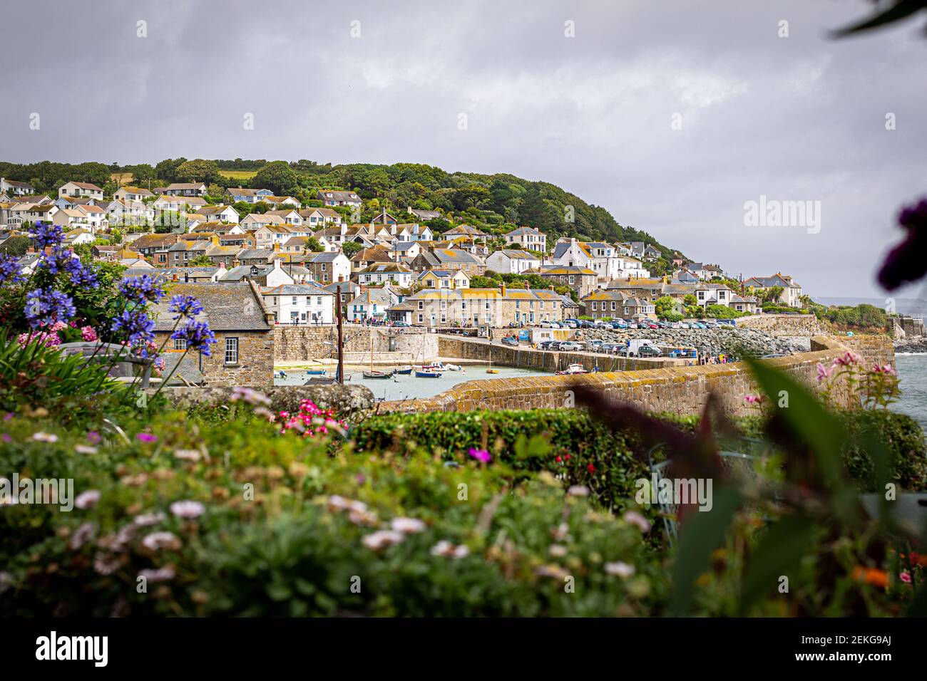 Vue sur Mousehole depuis un jardin en bord de mer, Cormwall, Royaume-Uni Banque D'Images