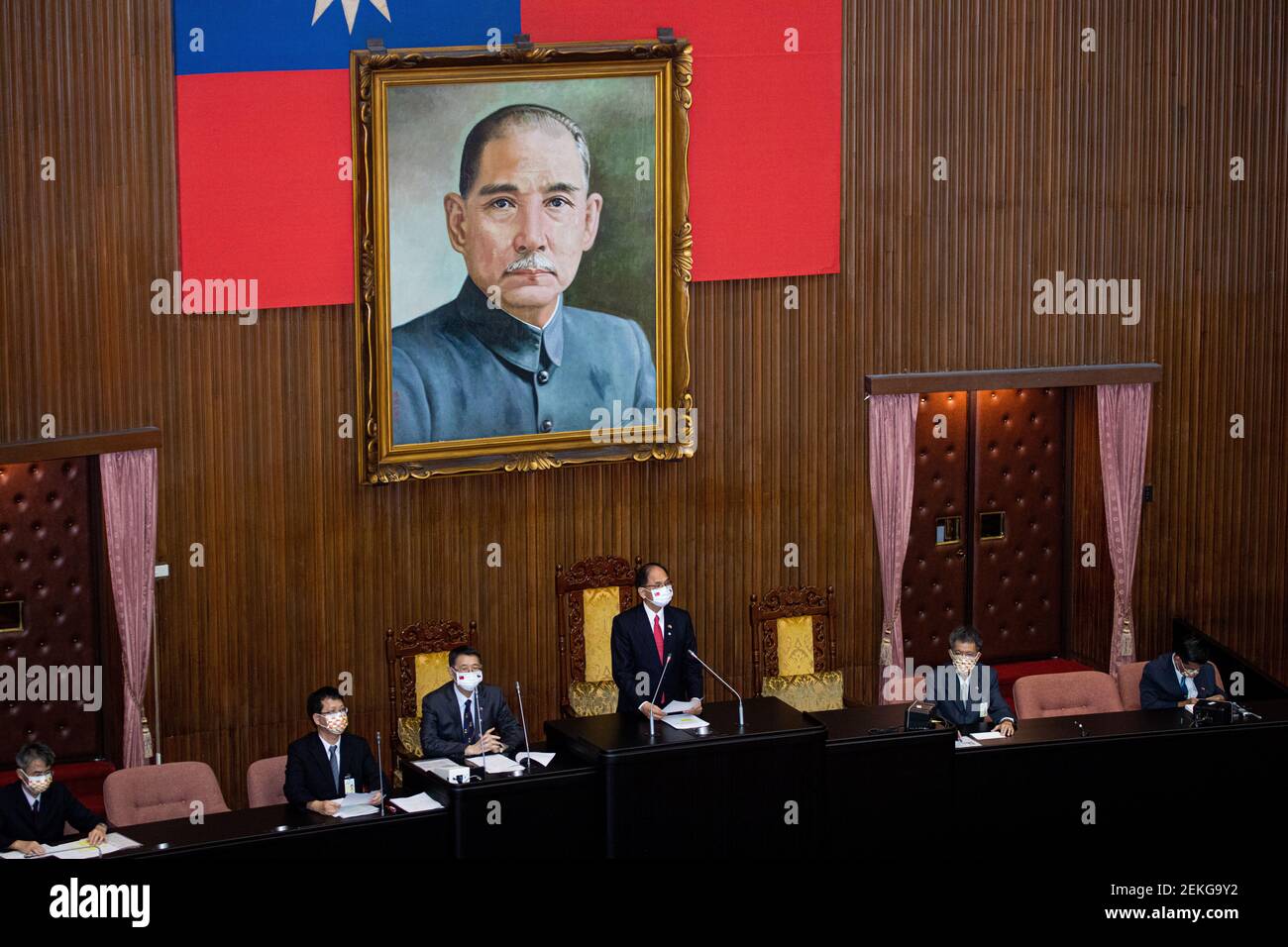 Le président du Parlement de Taïwan, You si-kun (C), avec un portrait de Chiang Kai-shek derrière lui lors du discours parlementaire. Le président du Sénat de la République tchèque, Miloš Vystr?il, qui dirige une délégation d'environ 90 hommes politiques et hommes d'affaires, s'est adressé au Parlement de Taïwan pour lui faire passer un message important de liberté et de lutte contre le communisme. (Photo par Annabelle Chih / SOPA Images/Sipa USA) Banque D'Images