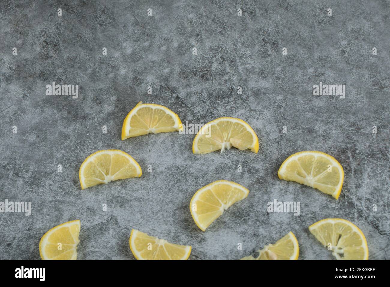 Tranches de citron aigre sur fond gris Banque D'Images