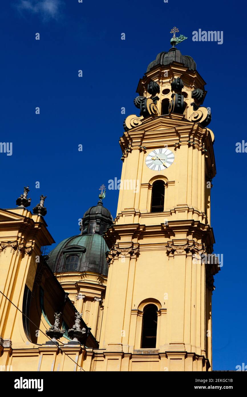 Allemagne Munch le Theatinerkirche St. Kajetan, ou la Cathédrale Théatine St. Cajetan construit dans le style italien baroque élevé sur Odeonsplatz, Munich Banque D'Images