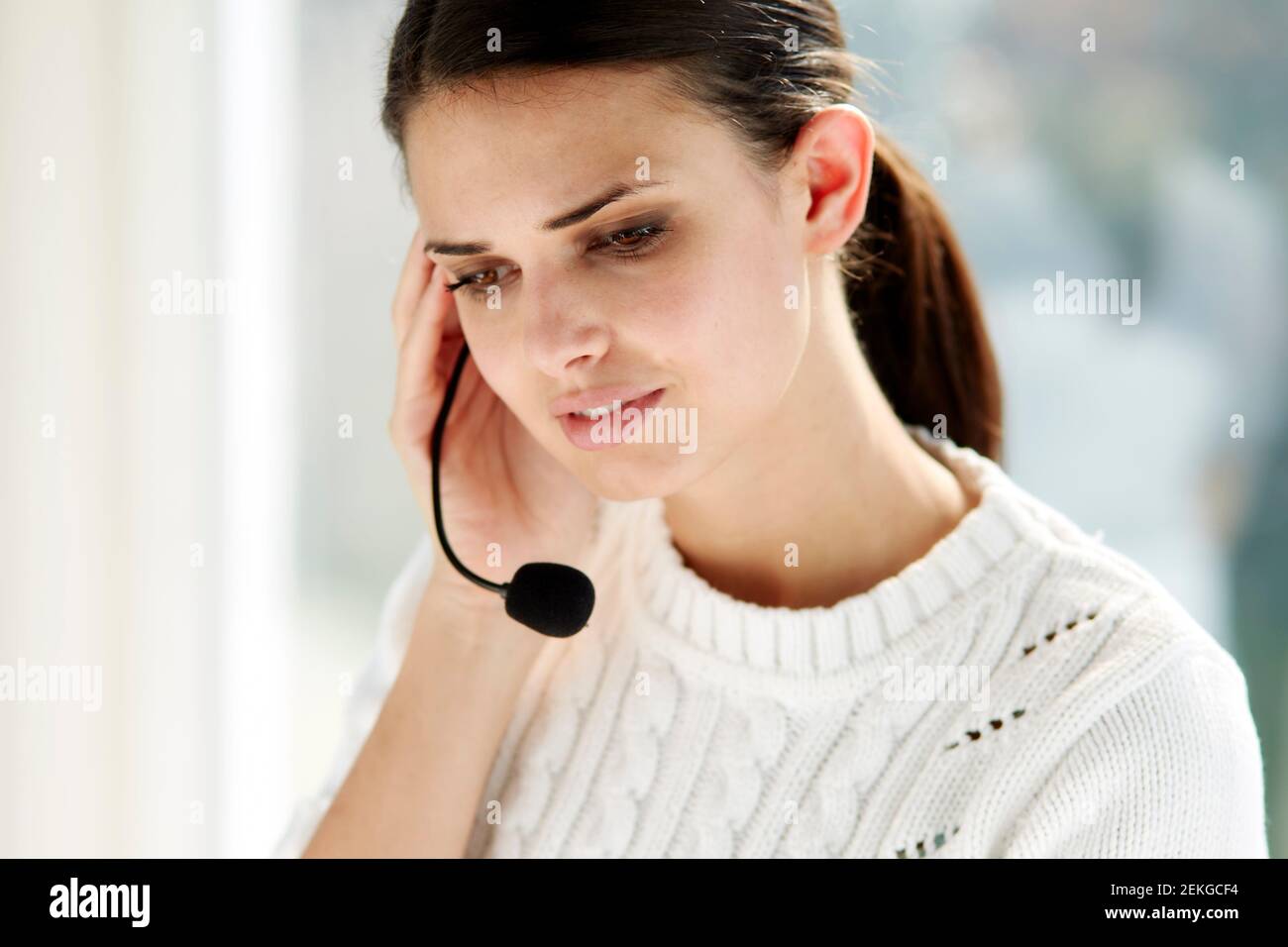 Femme parlant avec un casque Banque D'Images