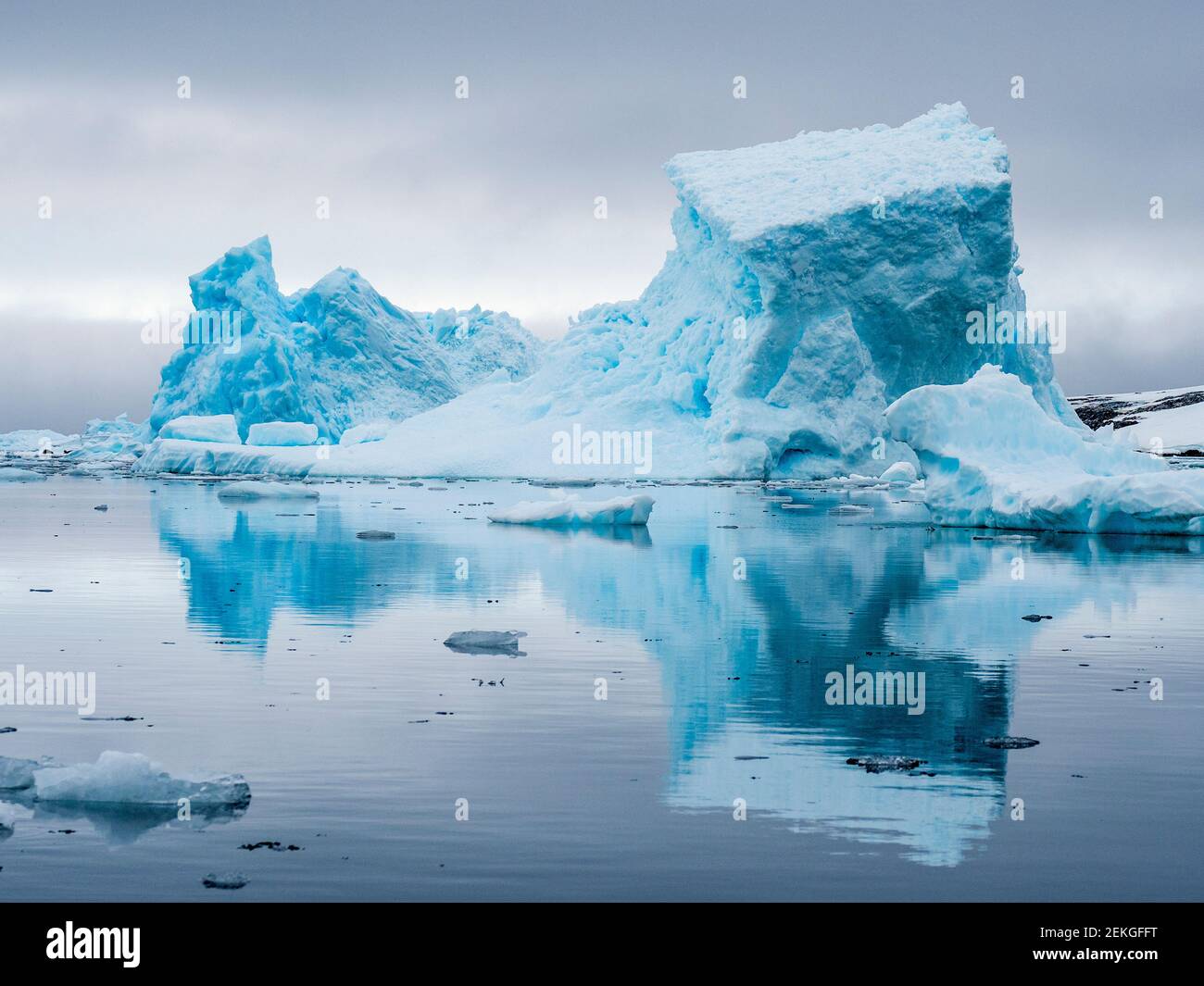 Paysage avec iceberg, Îles de la pêche, Antarctique Banque D'Images