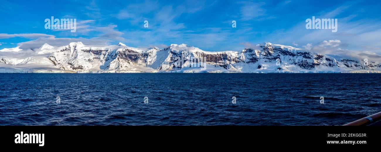 Paysage avec montagnes enneigées et mer, canal Neumayer, Antarctique Banque D'Images