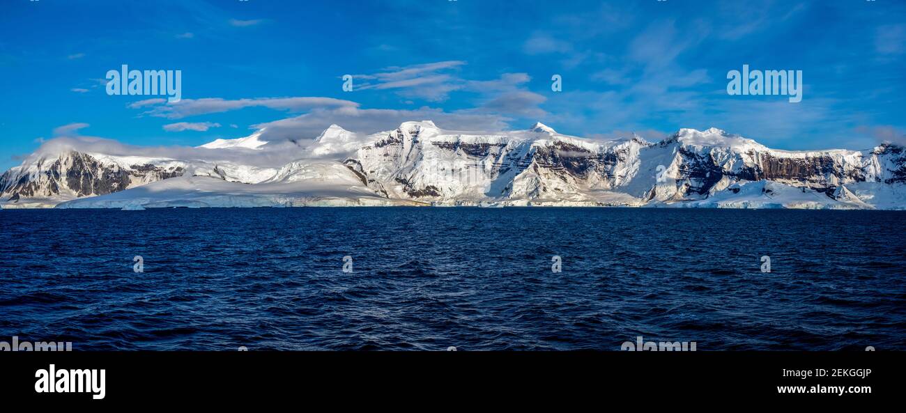 Paysage avec montagnes enneigées et mer, canal Neumayer, Antarctique Banque D'Images