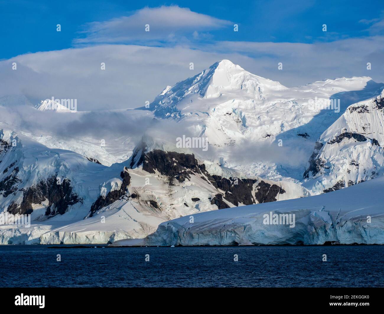 Paysage avec montagnes enneigées et mer, canal Neumayer, Antarctique Banque D'Images