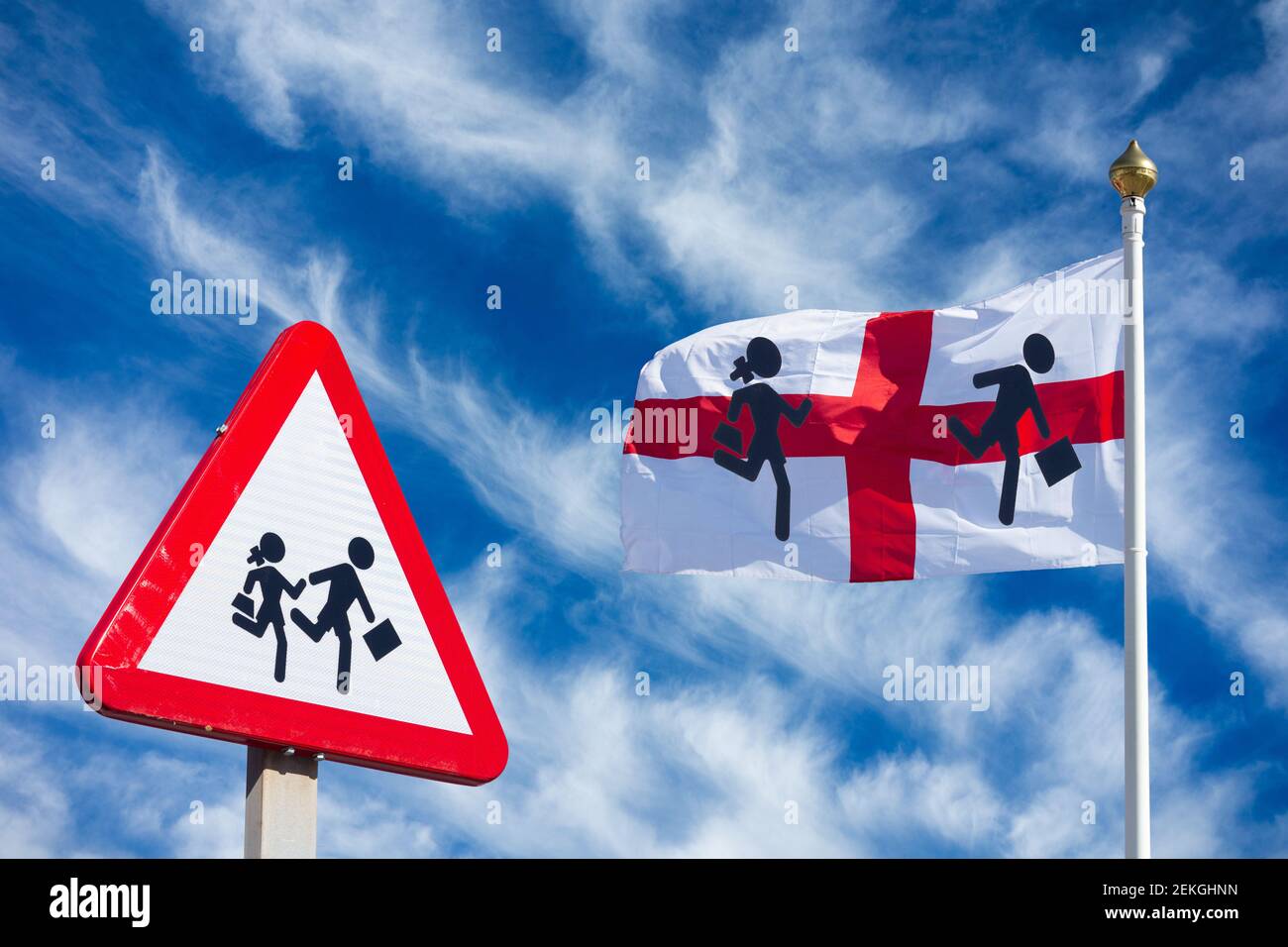 Retour à l'école Angleterre, éducation, concept de garde d'enfants: Panneau de l'école et drapeau de l'Angleterre avec des écoliers contre le ciel bleu. Banque D'Images
