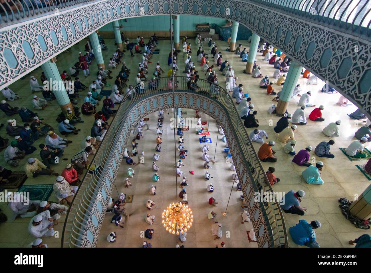 Des centaines de dévotés musulmans assistent à la prière de Jummah (prière du vendredi) à la mosquée nationale du Bangladesh dans un contexte de crise du coronavirus (COVID-19). Ils prient les tout-puissants à la recherche de la paix, de la sécurité, de l'unité et du bien-être de l'Ummah musulman. (Photo de Joy Saha/Pacific Press/Sipa USA) Banque D'Images
