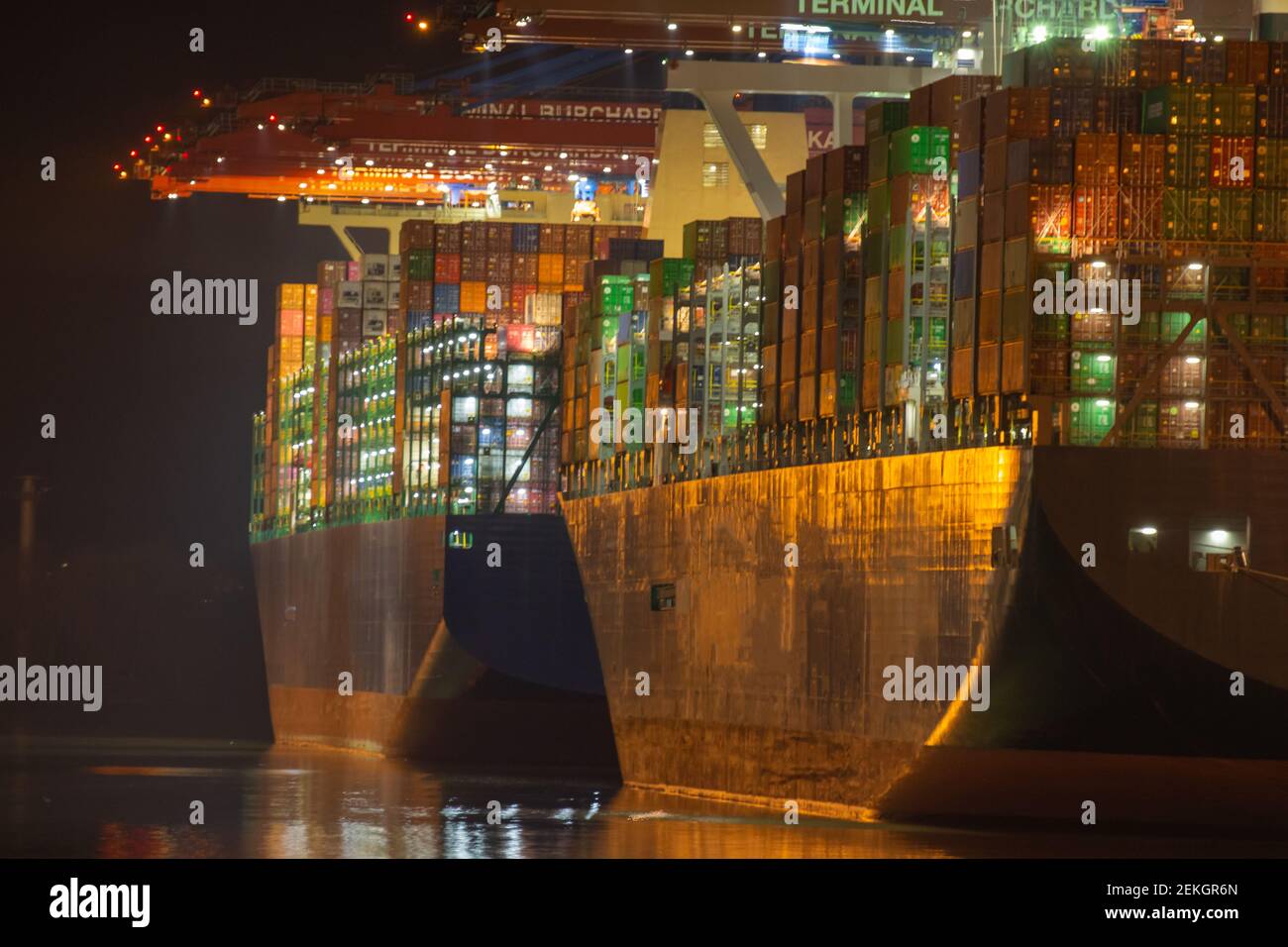 Navire à deux conteneurs dans le quai du port pendant le processus de chargement la nuit de suite Banque D'Images