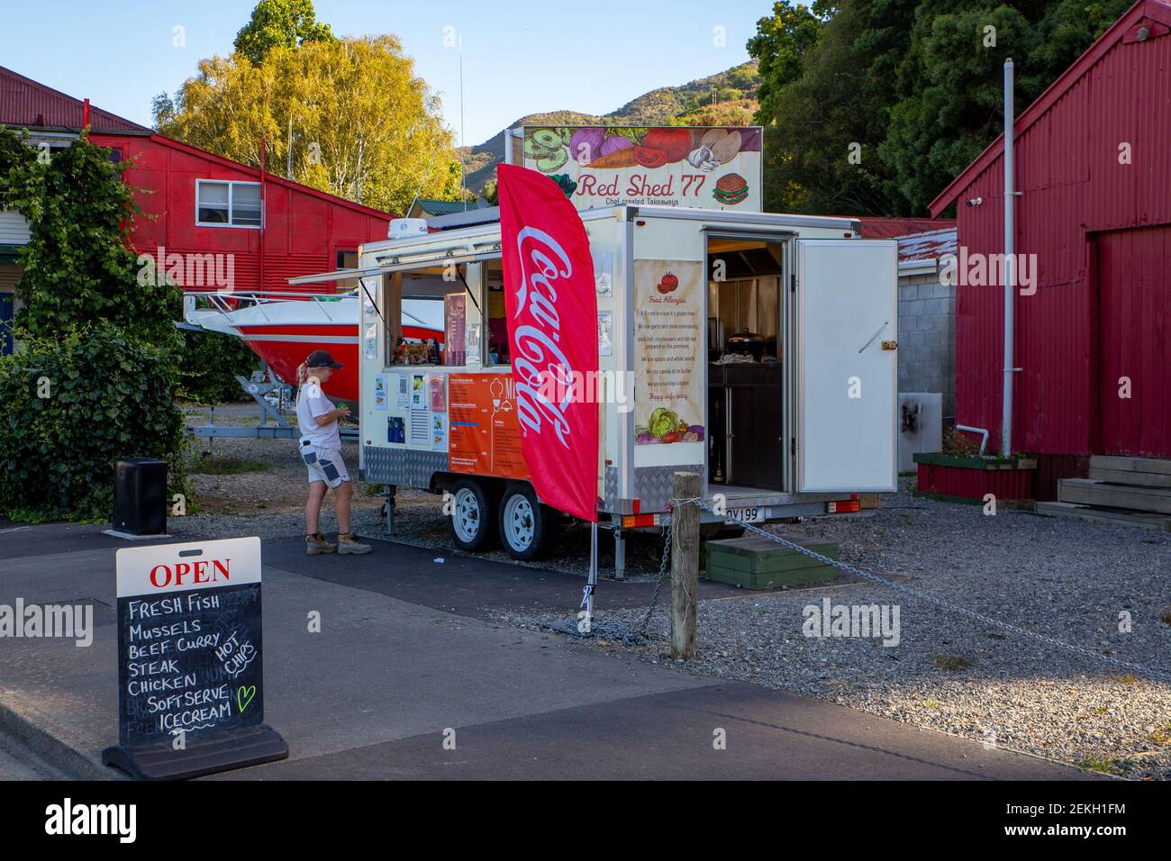Havelock, Marlborough, Nouvelle-Zélande, février 19 2021: Red Shed 77 - une fourgonnette de restauration vendant du poisson frais, des moules au curry, des boissons, de la crème glacée sur la rue principale Banque D'Images