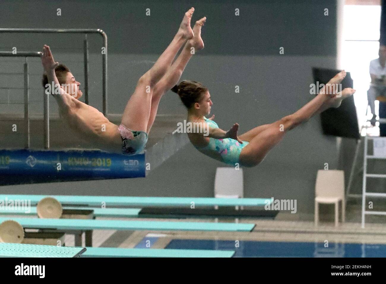 Non exclusif: KIEV, UKRAINE - 19 FÉVRIER 2021 - Diana Karnafel et Mark Barsukov d'Ukraine font une plongée pendant la coupe de plongée ouverte ukrainienne 2021 a Banque D'Images