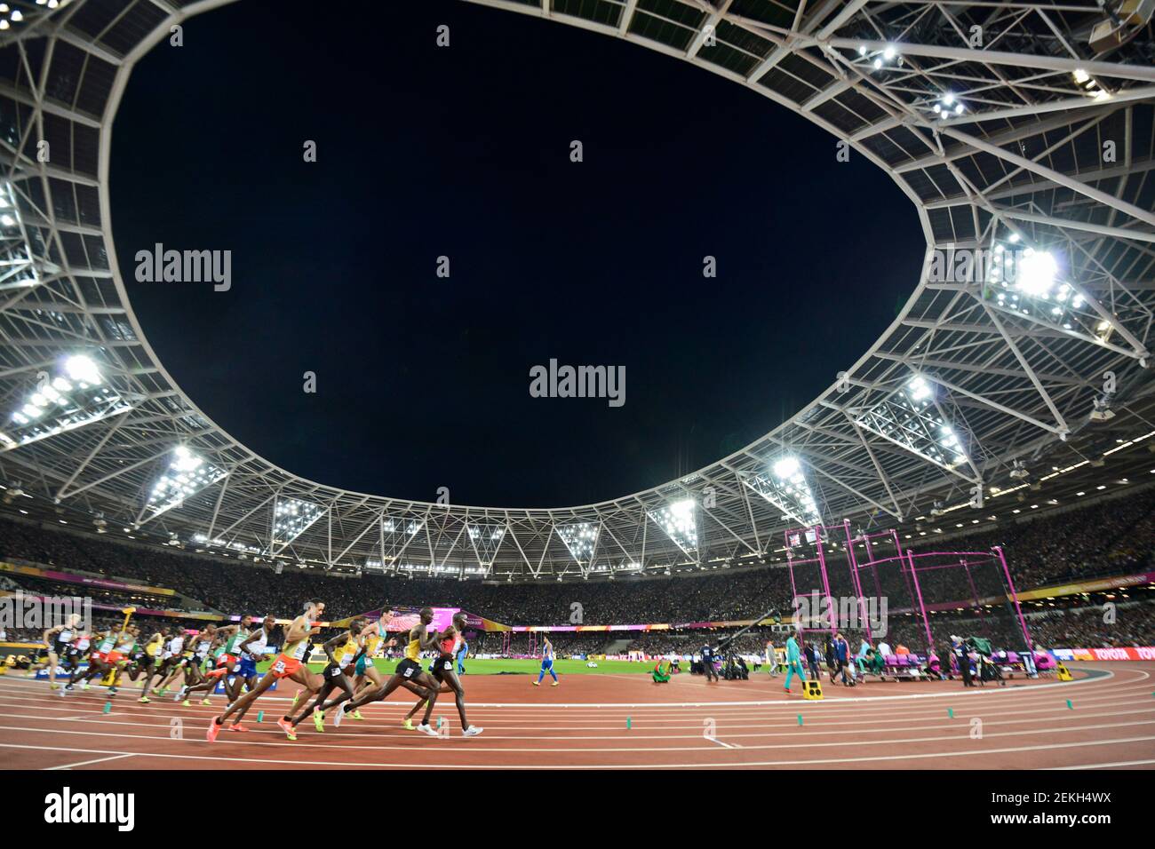 Stade de Londres, vue grand angle la nuit. 10000 mètres hommes - Championnat du monde de l'IAAF Londres 2017 Banque D'Images