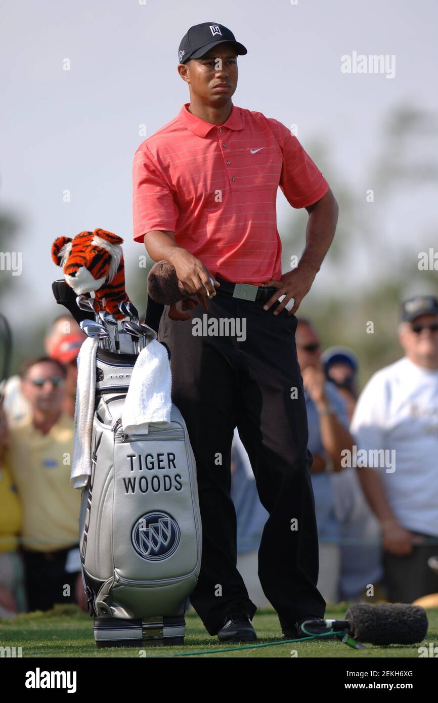 **PHOTO DE FICHIER** Tiger Woods aérolevé après le crash de Rollover. Tiger Woods remporte le championnat Ford à Doral pour la deuxième année consécutive. Miami, FL le 5 mars 2006. Crédit : mpi04/MediaPunch Banque D'Images