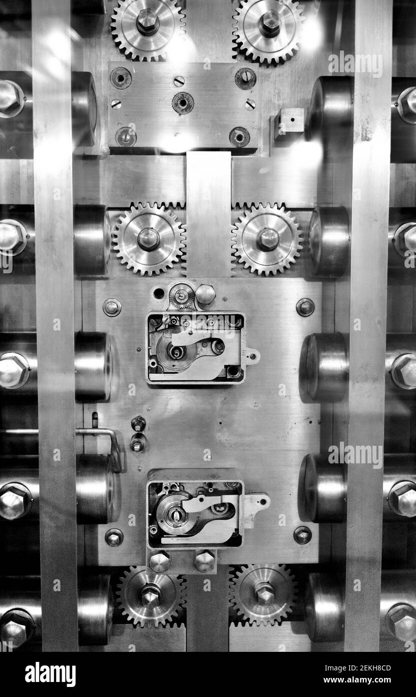 À l'intérieur de la grande porte du coffre-fort de la banque, montrant les engrenages et les boulons en acier.Graphique pour la sécurité, la sécurité et la protection. Banque D'Images