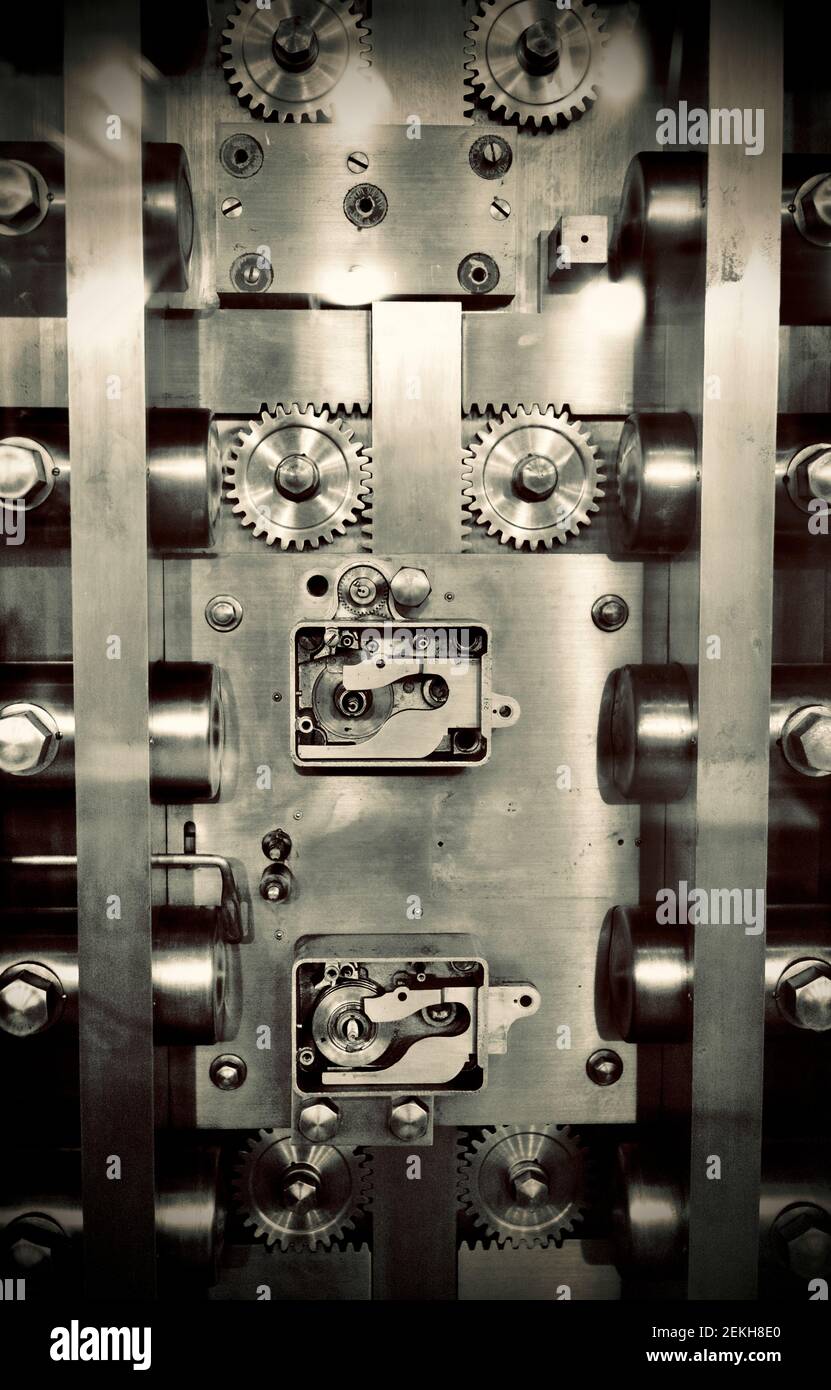 À l'intérieur de la grande porte du coffre-fort de la banque, montrant les engrenages et les boulons en acier.Graphique pour la sécurité, la sécurité et la protection. Banque D'Images