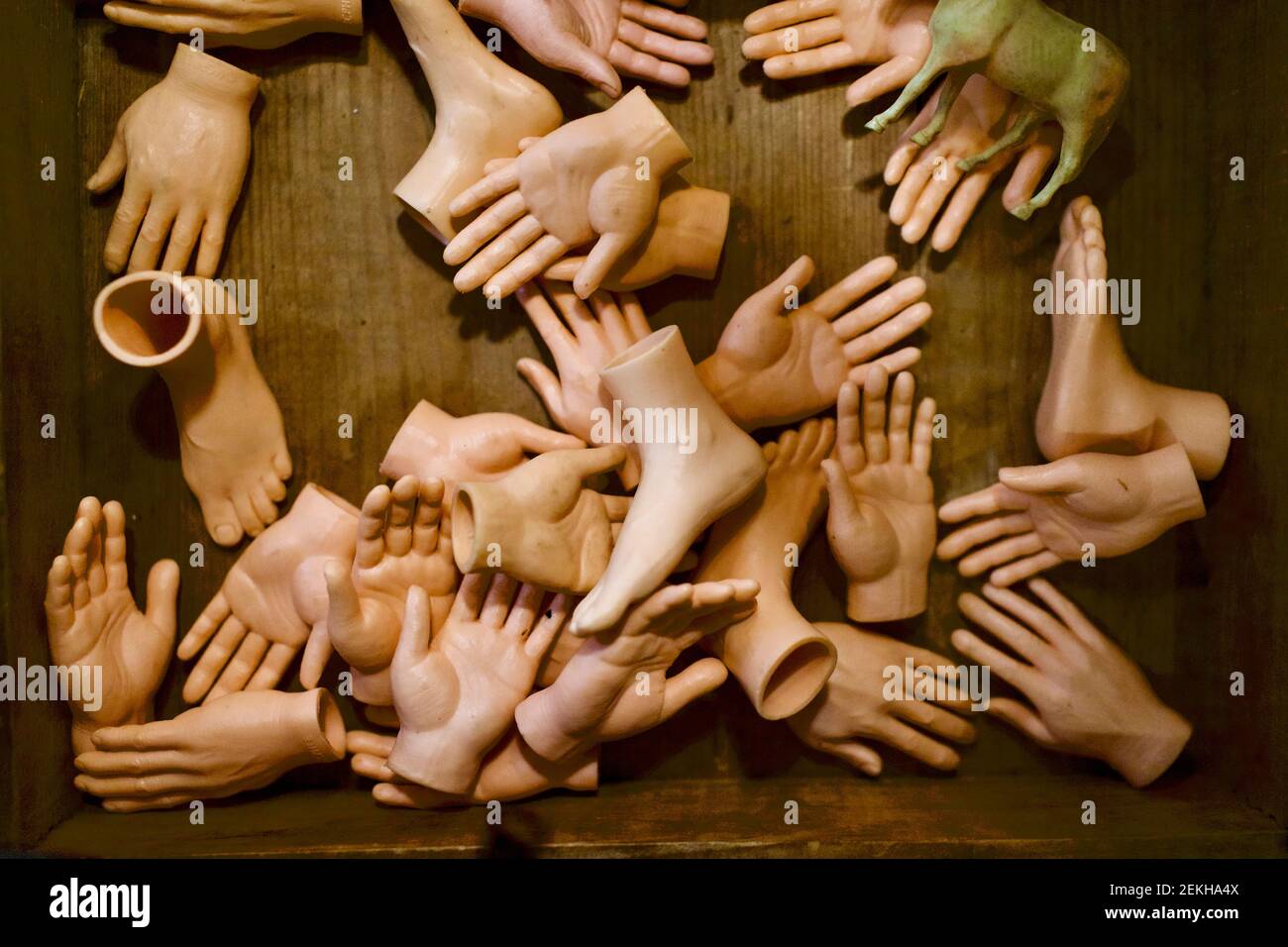 Mains et pieds en caoutchouc pour poupées dans cette photo conceptuelle de moody. Banque D'Images