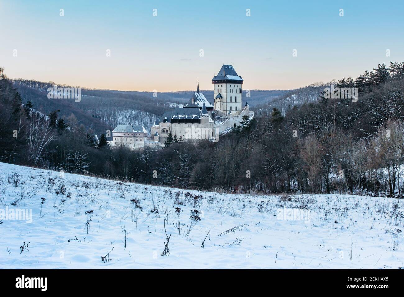 Magnifique château gothique Royal Karlstejn en hiver avec neige, République Tchèque.fondé par Charles IV.il y a des joyaux de la couronne tchèque, des reliques saintes, et royale Banque D'Images