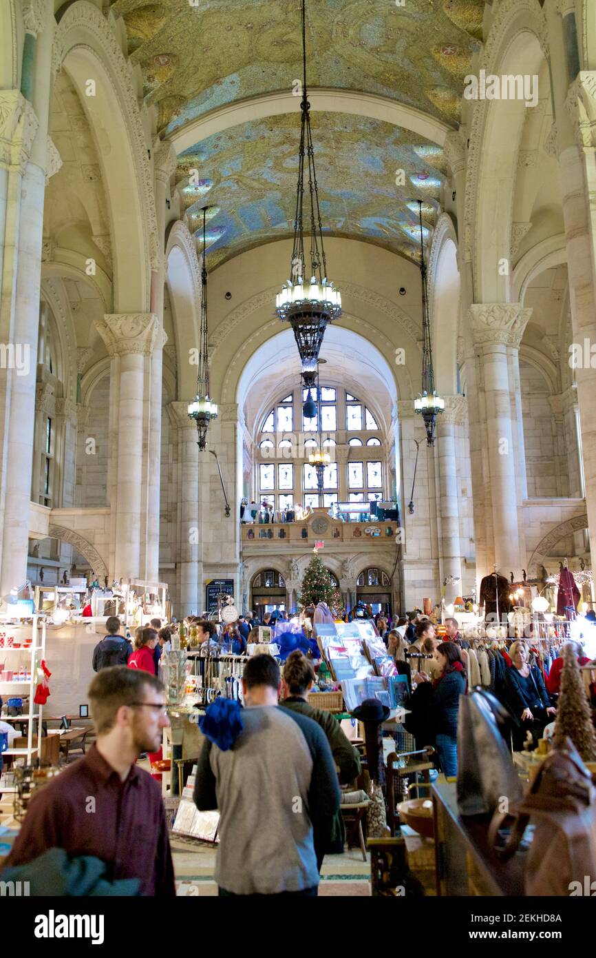 À l'intérieur de l'hiver Brooklyn Flea Market, abrité à l'intérieur d'un grand bâtiment de marché à plafond élevé. Brooklyn, New York Banque D'Images À l'intérieur de l'hiver Brooklyn Flea Market, abrité à l'intérieur d'un grand bâtiment de marché à plafond élevé. Brooklyn, New York Banque D'Images