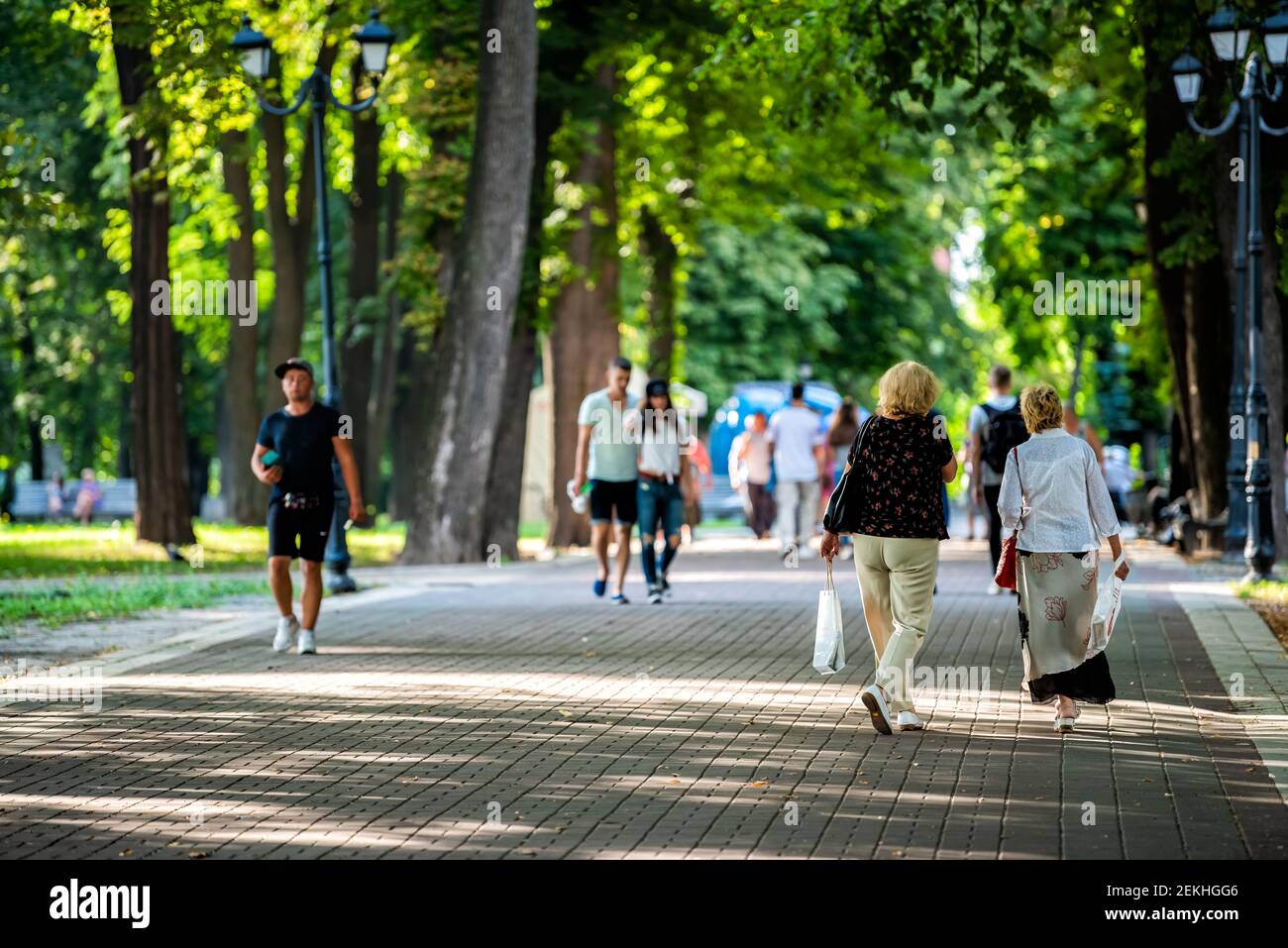 Kiev, Ukraine - 12 août 2018: Les Ukrainiens candid résidents locaux marchant dans le centre-ville de Mariinsky Park, Kiev dans la rue d'allée d'été Banque D'Images