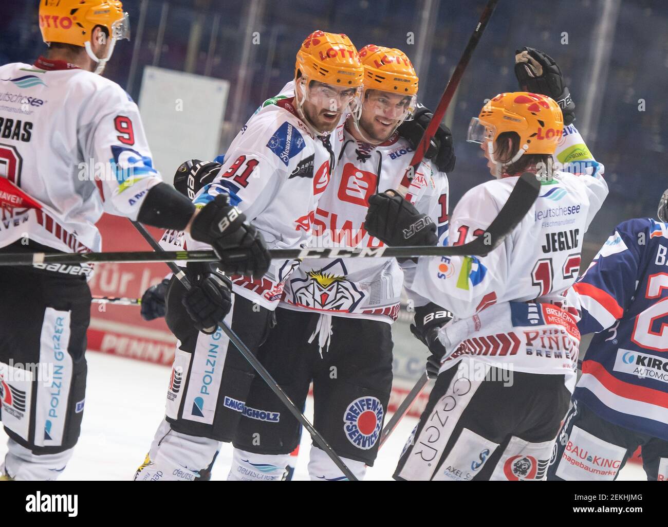 Iserlohn, Allemagne. 23 février 2021. Hockey sur glace: DEL, Iserlohn Roosters - Pinguins Bremerhaven, Hauptrunde, Hauptrunde Games, Matchday 20 à Eissporthalle Iserlohn: Jan Urbas (l-r), Miha Verlic, Tye McGinn et Zida Jeglic de Bremerhaven sont heureux d'un but. Credit: Bernd Thissen/dpa/Alay Live News Banque D'Images