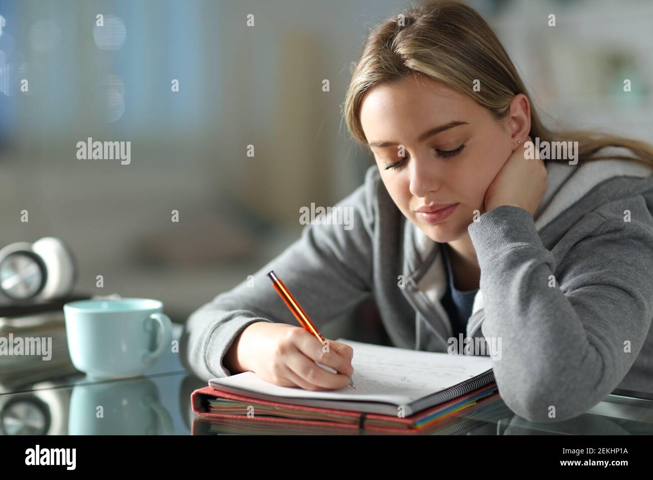 Apprentissage étudiant prendre des notes dans la nuit dans la vie chambre à la maison Banque D'Images