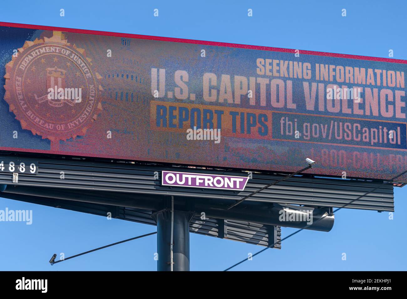 Orlando, États-Unis - 16 janvier 2021: Florida Highway Sign text pour obtenir des informations sur la violence du capitole des États-Unis auprès du département de justice du fbi Banque D'Images