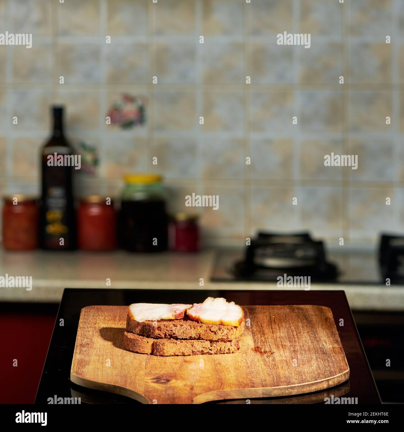 une tranche de bacon filmée sur un fond de cuisine une planche en bois Banque D'Images