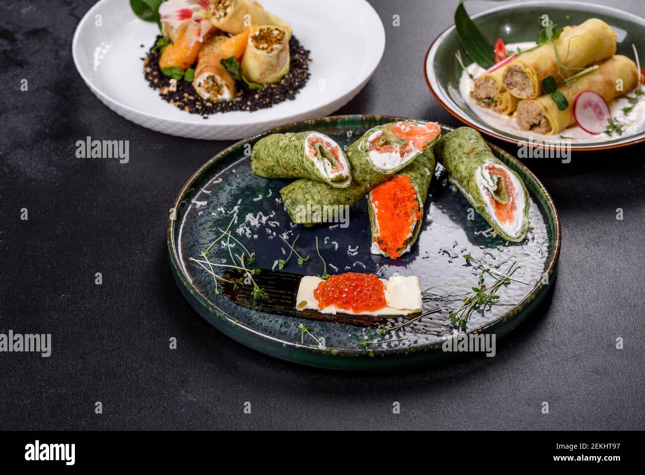 Délicieuses crêpes fraîches et sucrées sur une assiette avec du poisson rouge et du caviar. Délicieux petit déjeuner copieux Banque D'Images