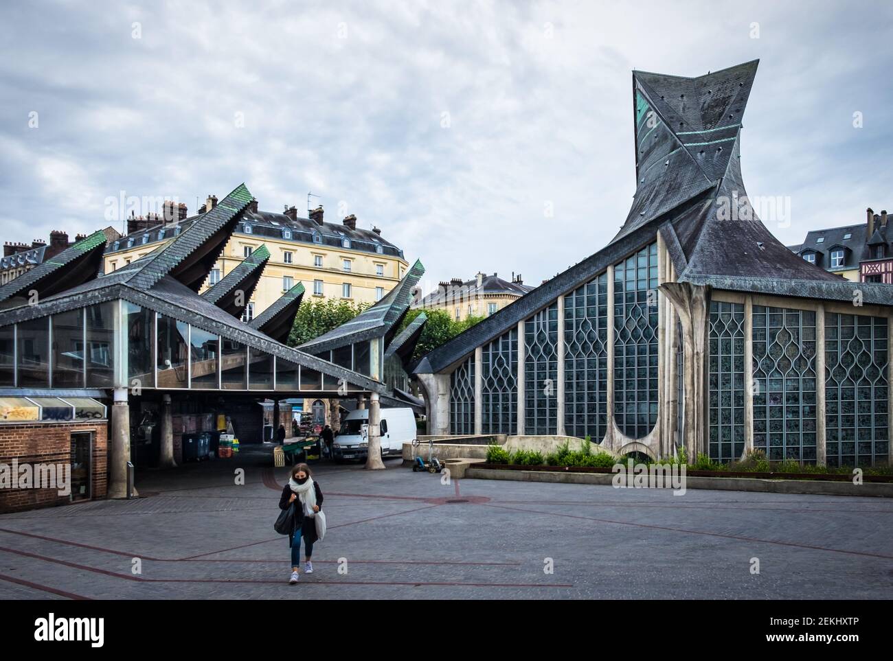 Rouen, France, octobre 2020, vue d'une femme traversant la place du Vieux-marché avec l'église Jeanne d'Arc Banque D'Images