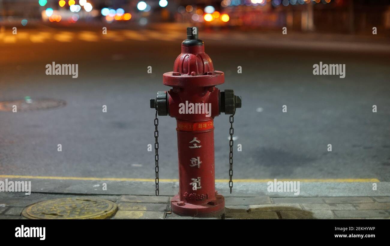 Red Fire Hydrant dans la rue de Corée Banque D'Images