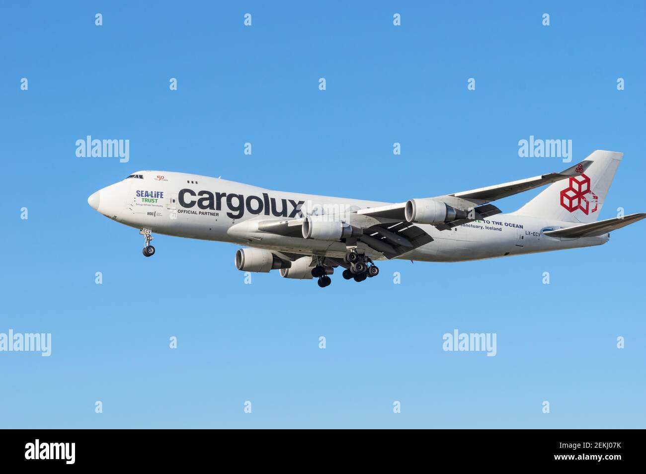 Boeing 747 de Cargolux (immatriculation LX-ECV) approchant de l'aéroport international de Los Angeles. Banque D'Images