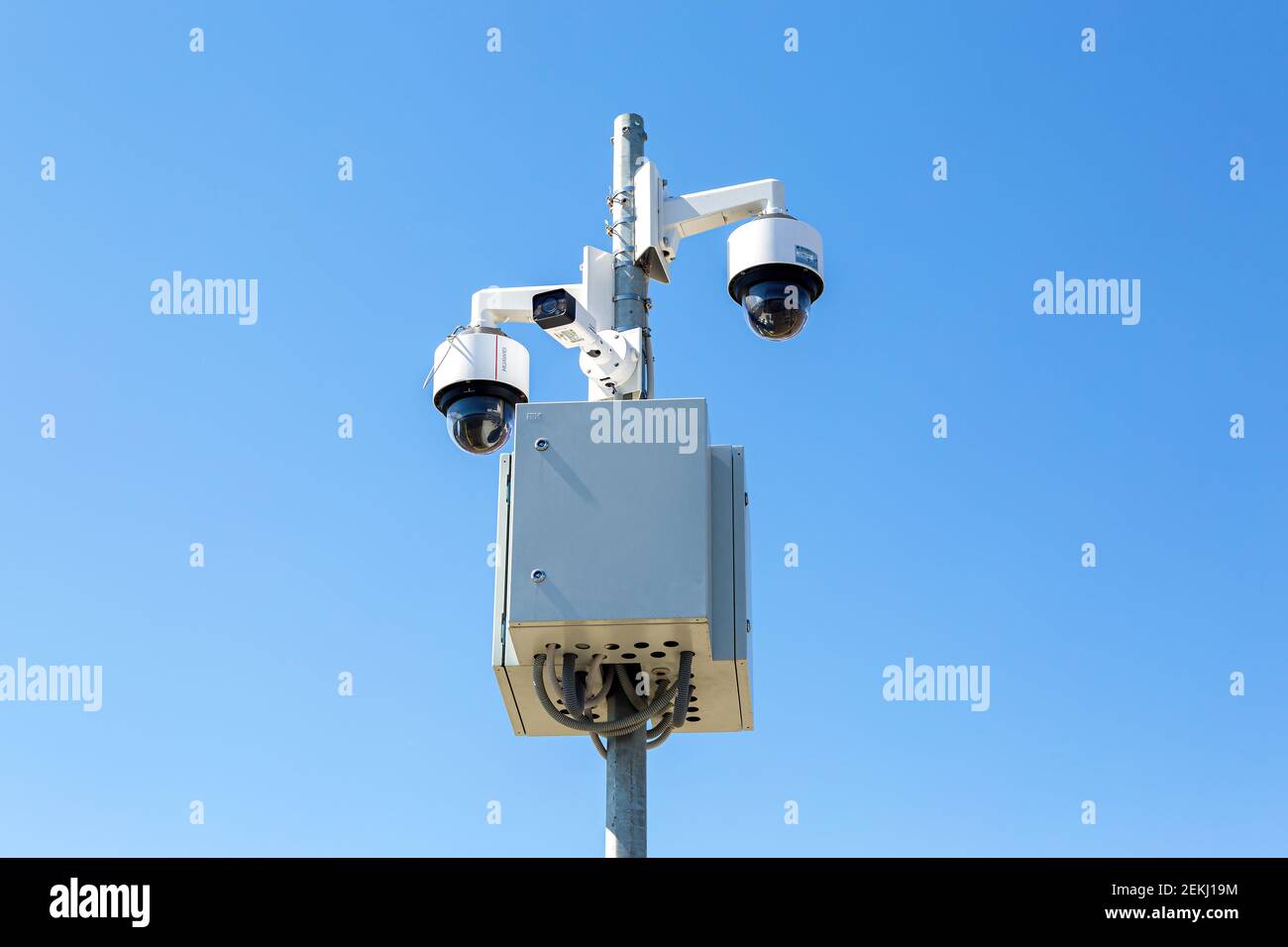 Samara, Russie - 17 juin 2018 : caméras de vidéosurveillance montées sur poteau contre le ciel bleu Banque D'Images