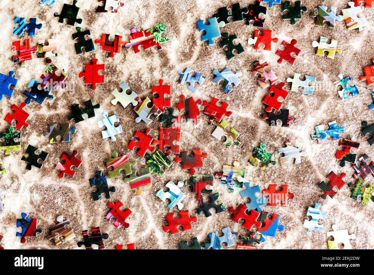 les pièces du puzzle sont dispersées sur la table dans directions différentes Banque D'Images