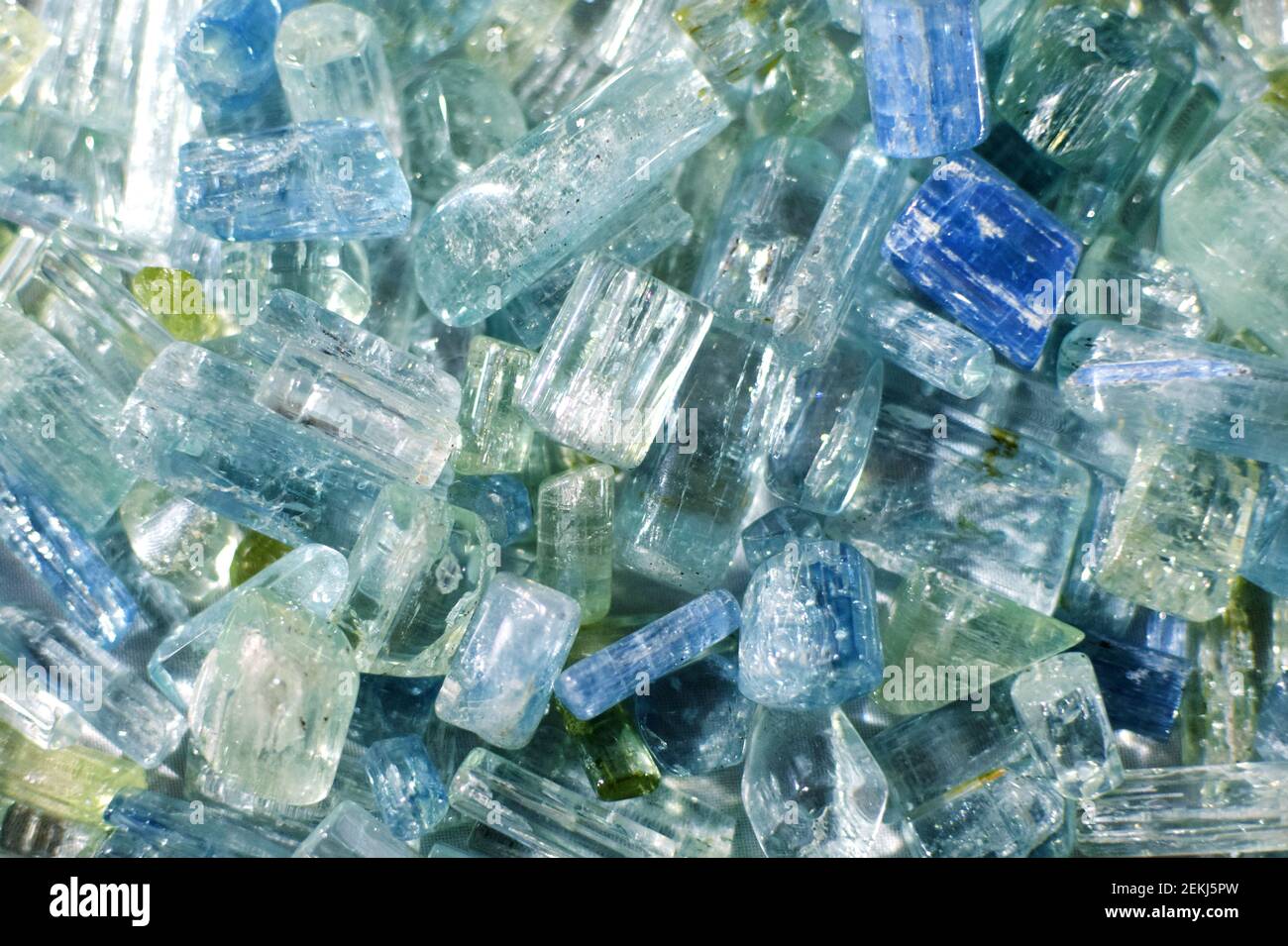 Gros plan de cristaux d'aigue-marine minérale naturelle (béryl bleu). Arrière-plan Crystals Banque D'Images
