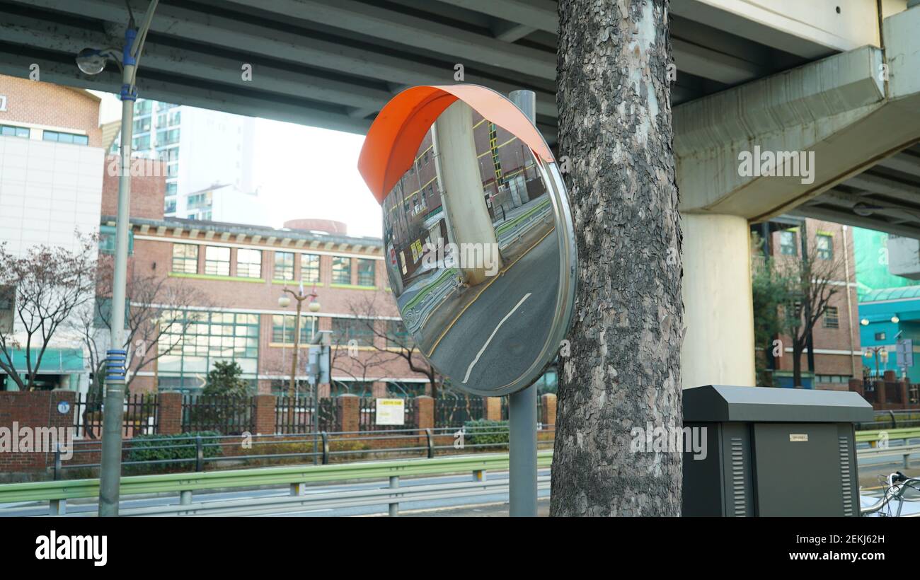Miroir de rue pour la sécurité routière Banque D'Images