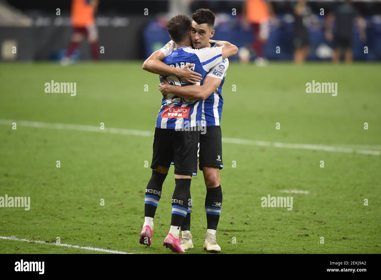 Adrian Embarba du RCD Espanyol célèbre son but avec ses coéquipiers lors du match de la Liga Smartbank entre le RCD Espanyol et Albacete Balompie joué au stade RCDE le 12 septembre 2020 à Barcelone, Espagne. (Photo de Sergio Ruiz/PRESSINPHOTO) Banque D'Images