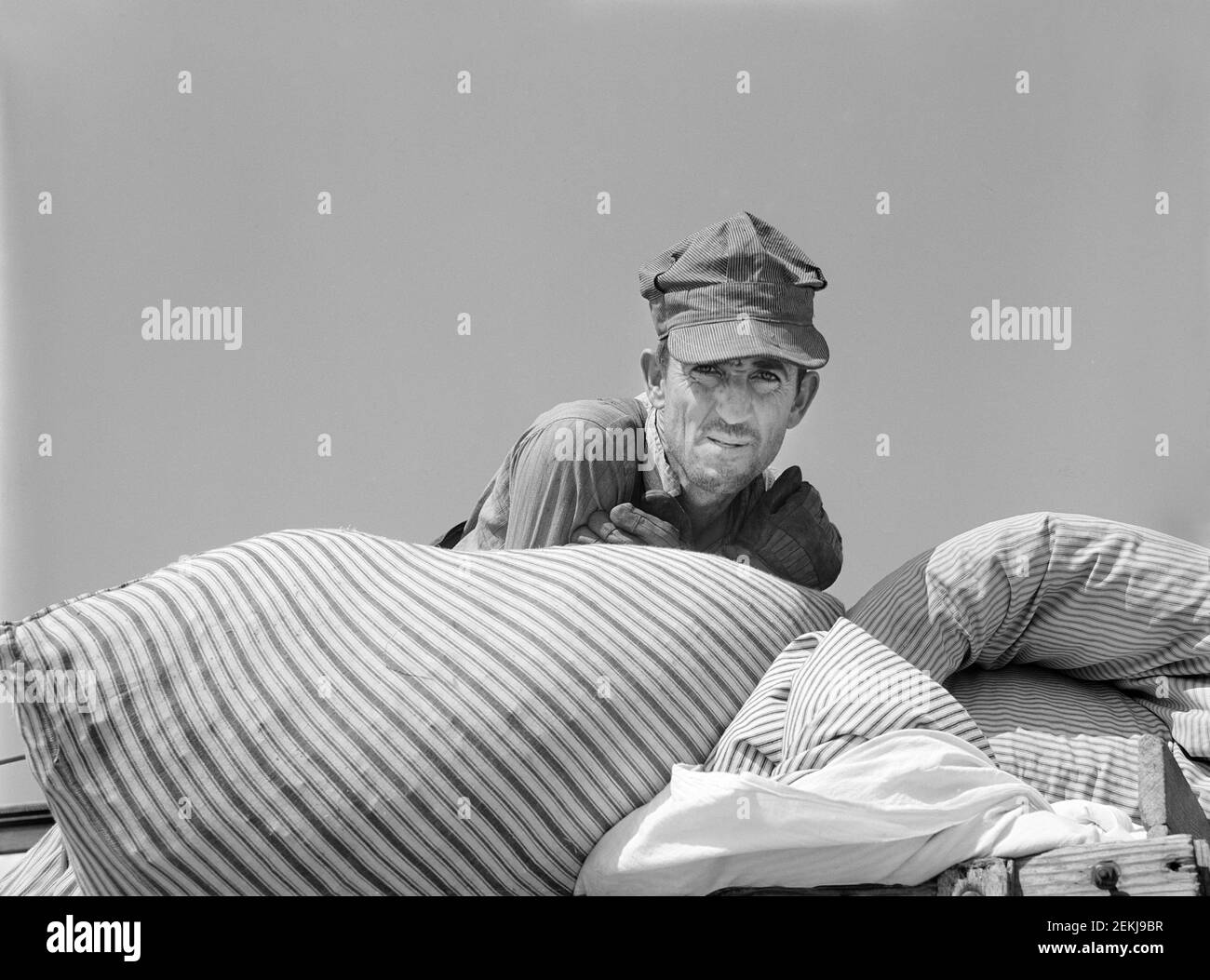 Tête et épaules Portrait du propriétaire de camion qui a déplacé la famille dans la nouvelle maison préfabriquée, Pacolet, Caroline du Sud, États-Unis, Jack Delano, Administration américaine de la sécurité agricole Banque D'Images