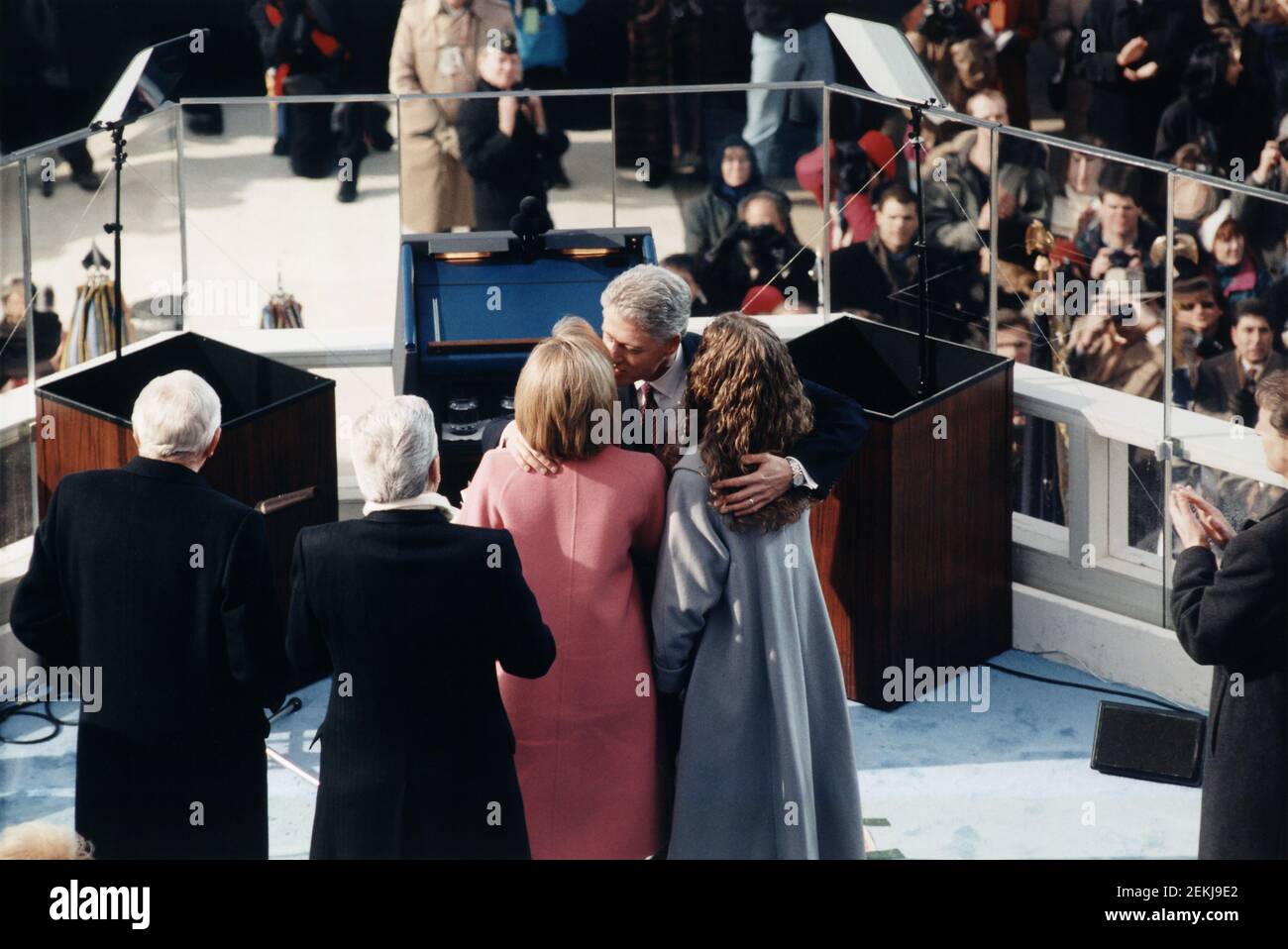 Le président américain Bill Clinton embrassant sa fille, Chelsea, et embrassant sa femme, Hillary, après les cérémonies inaugurales présidentielles sur le front ouest du Capitole des États-Unis, Washington, D.C., États-Unis, Architect of the Capitol Collection, 20 janvier 1997 Banque D'Images