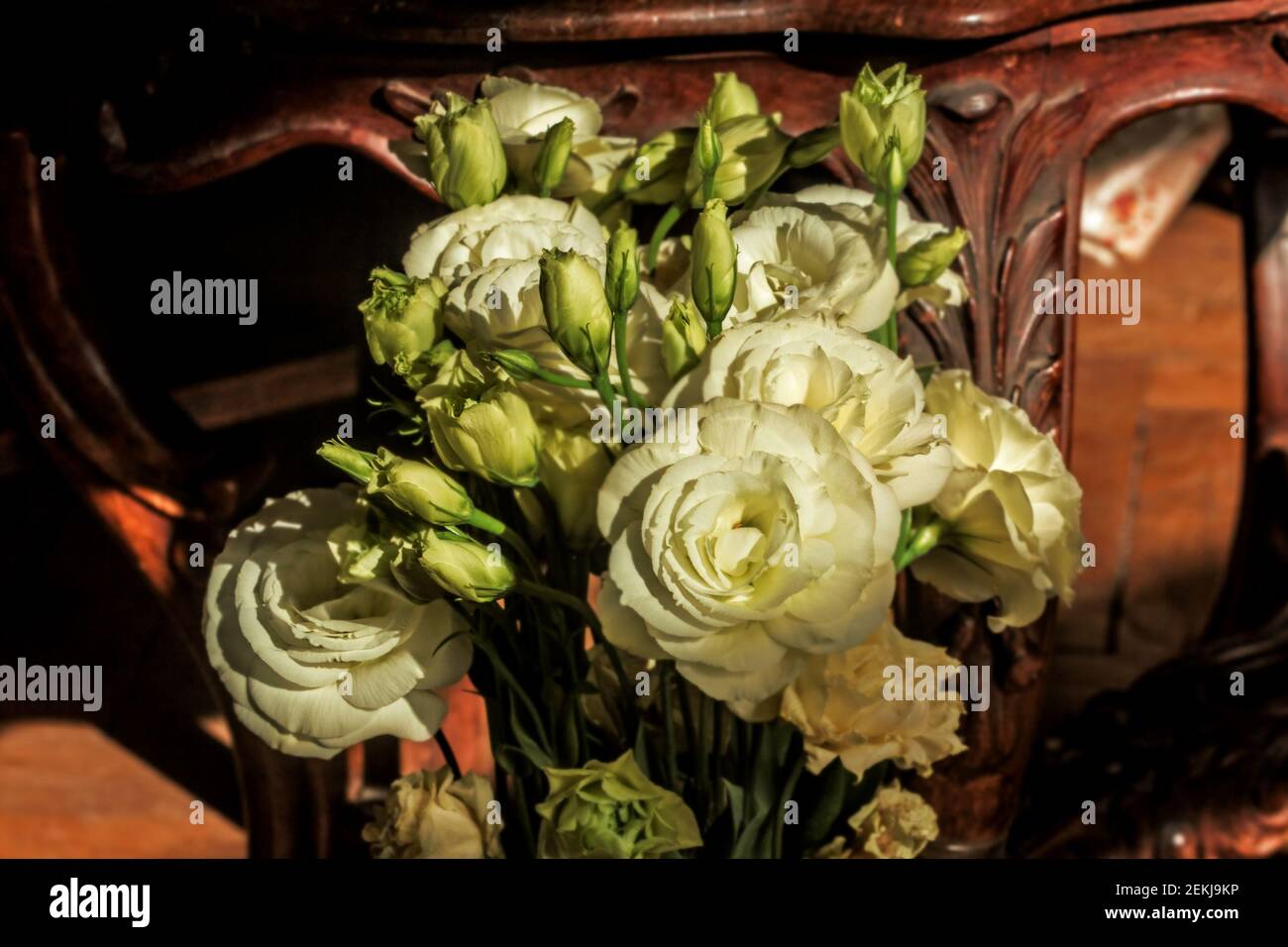 Véritable joli bouquet de luxe d'eustoma blanc sur fond de mobilier ancien Banque D'Images
